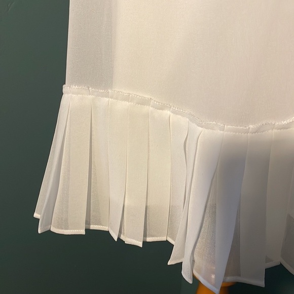 Elegant White Pleated sleeveless top Banana Republic - Picture 3 of 5